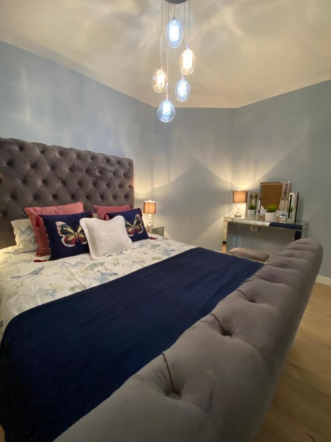 Lovely 3 Bed With Jacuzzi, Close To Airport, Driveway, Wifi Apartman Edinburgh Kültér fotó