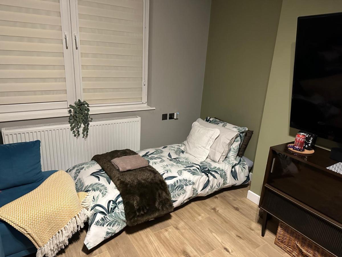 Lovely 3 Bed With Jacuzzi, Close To Airport, Driveway, Wifi Apartman Edinburgh Kültér fotó